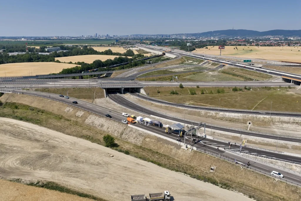 Átadták a D1/D4 csomópontot Pozsonynál, napi több ezer kamion kerülheti el a várost