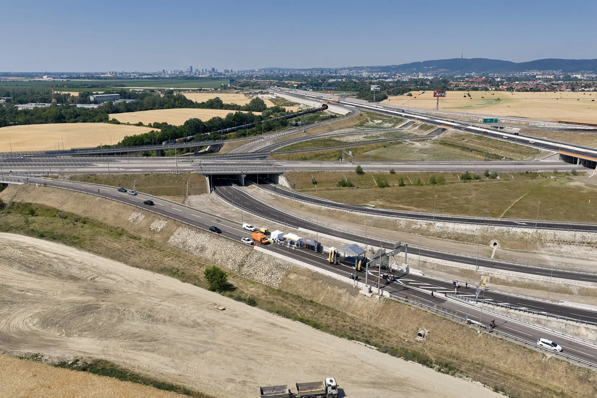 Átadták a D1/D4 csomópontot Pozsonynál, napi több ezer kamion kerülheti el a várost