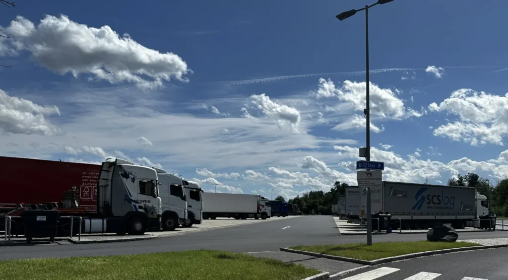 Vuelven las restricciones estivales a camiones en Europa: fechas y rutas a vigilar