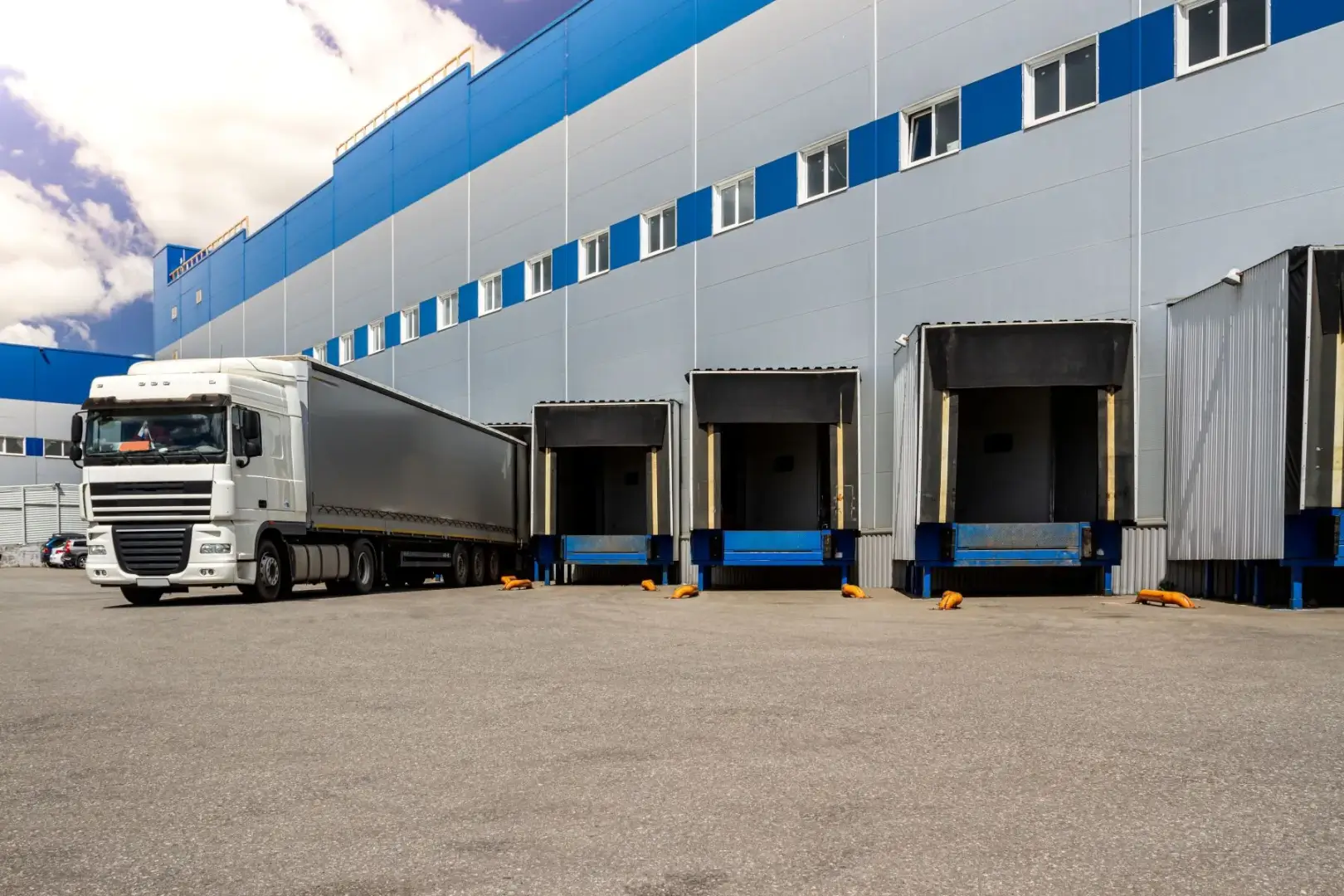 Fuzje i przejęcia w logistyce: kapitał płynie do sieci paczkowych, chłodni i terminali