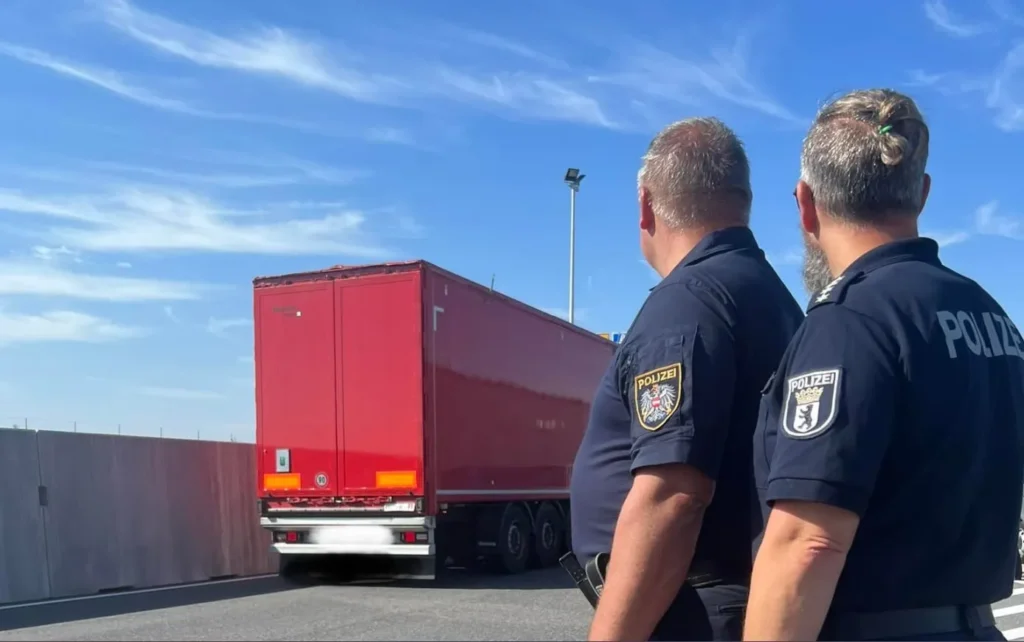Austria: șofer prins cu cardul tahograf al fiului. 59 de abateri la control