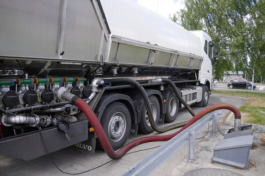 Ropa tanieje, ale diesel nie. Ceny w UE nadal 8,1 proc. powyżej poziomu odniesienia