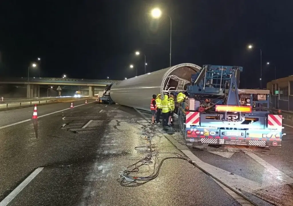 Poważne utrudnienia na A4 w kierunku granicy. Transport ponadnormatywny zablokował zjazd