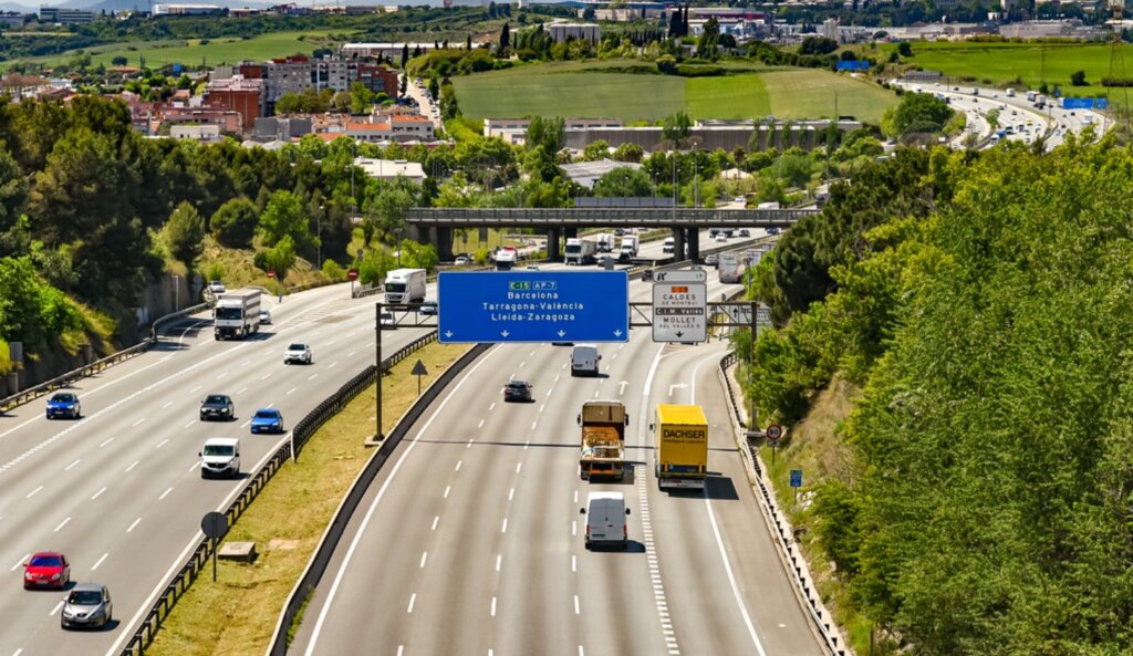 España retoca el reglamento de circulación: adelantar con seguridad y carril de emergencia