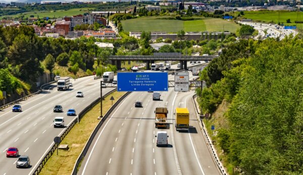 España retoca el reglamento de circulación: adelantar con seguridad y carril de emergencia